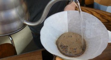 Sådan udskiftes filteret til en kaffemaskine: gør det selv