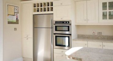 Er det muligt at installere en ovn ved siden af ​​køleskabet?
