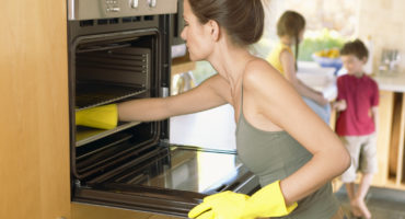 Rengør ovnen derhjemme fra fedt og kulstofaflejringer